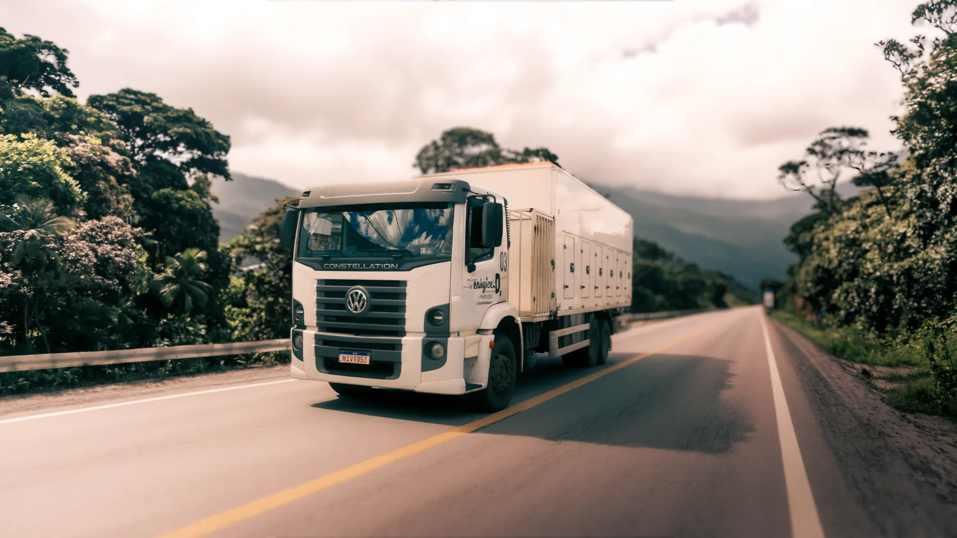 Caminhão refrigerado Easyice na estrada